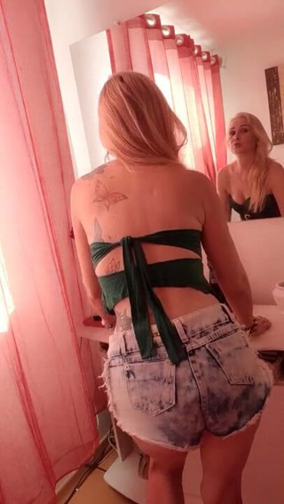 Stefany karoliny: Puta de exibe de top verde...
