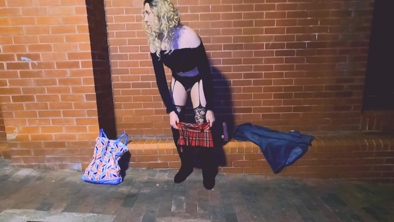 The Midnight Minx: Dildo play in housing estate