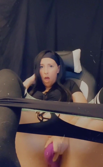 Fia Lennon: Mmm... Walaupun dengan kawan-kawan di bilik sebelah, menonton televisyen, saya...