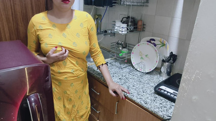 Saarabhabhi6: 부엌에서 내 발정난 새엄마를 찾아 - 힌디어 포르노