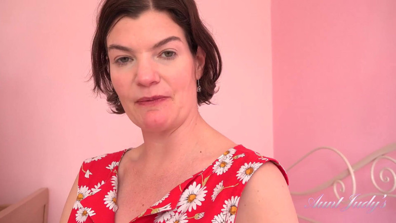Aunt Judy's: 44-letnia milf Jenny bawi się łechtaczką