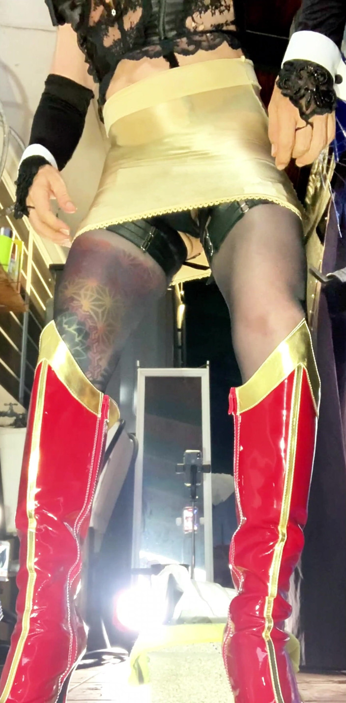 Benito414: 可爱的 femboy 伸展屁股以接受巨大的假阳具！