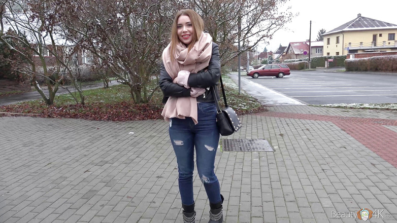 Teen Mega World: 男は美しさの食欲をそそるお尻を撃つ