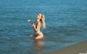 Denudeart: Vacker blond tjej Whappy på stranden