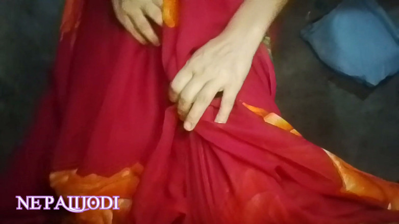 Nepalisexycouple: Muji Chilauda Aulaa Halda Pani Maja Aaune Lado Halna Paaye...