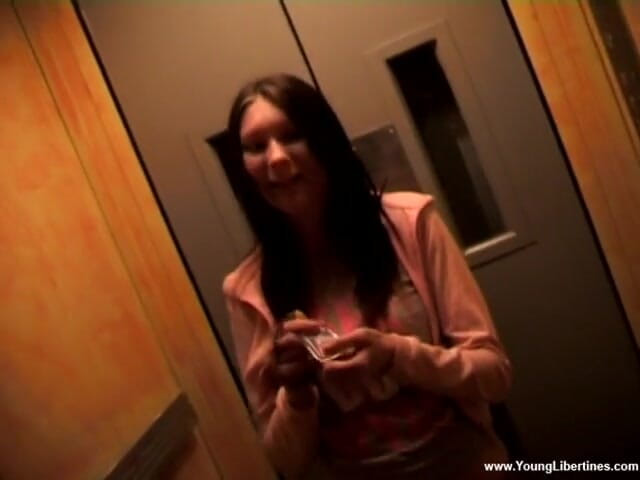 Young Libertines: Blowjob di lift yang bergerak