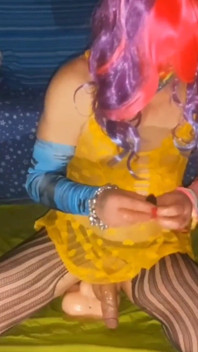 Zvýšený pohled Jízda na mém robertku na mrdku v My Little Yellow Oblek a Punčochách