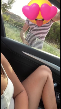 Labă și muie cu un străin din mașină și el ejaculează în gura mea