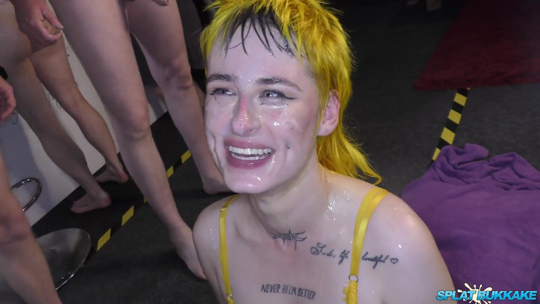 100% Amateur Gangbang and Bukkake from the UK!: Chtivá punková děvka Lana Banana má vynikající výstřik na obličej