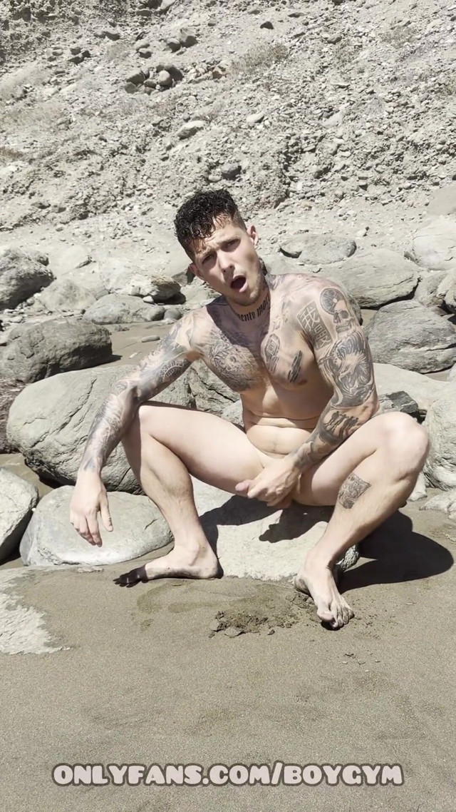Gay Exhibitionist in a Nudist Beach (Boy gym)
