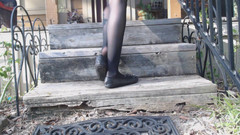 PandoraSG: 在公寓的楼梯上的户外脚踩踏