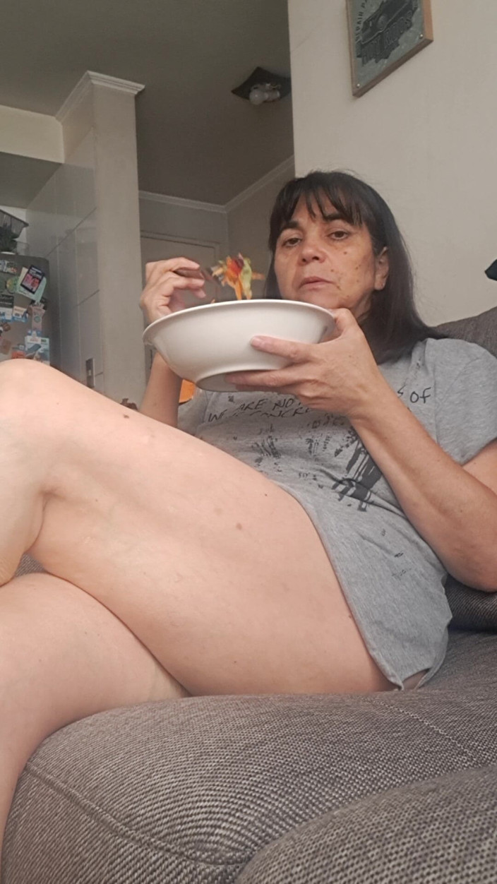 Mommy big hairy pussy: Milf abrindo as pernas enquanto come