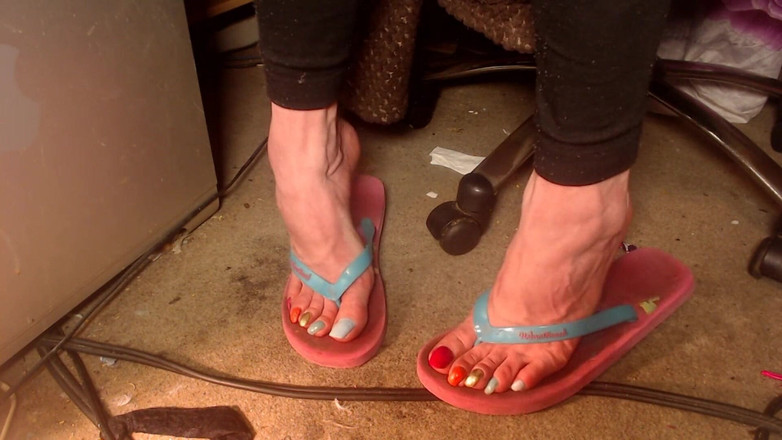 Lilly Disgrace: Vuil waardeloos mietje bengelend