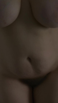 Milf provoca en hotel con curvas - toalla apenas cubierta y tentación larga