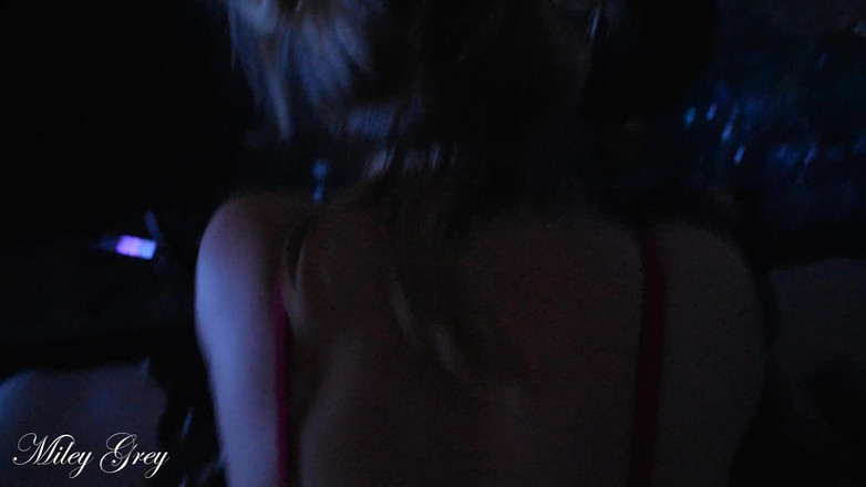 Miley Grey: Молода брудна повія катається на великому чорному члені з романтичними вогнями - Майлі Грей