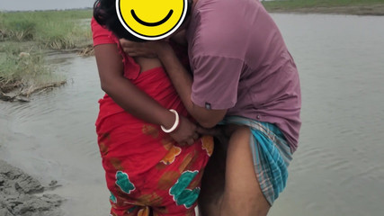 Sabina244: Deshi bowdi açık havada nehrin yanında tek başına sikişiyor