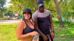 Coach mostra seu bbc no parque para Peituda Silvana Lee - Xander Black