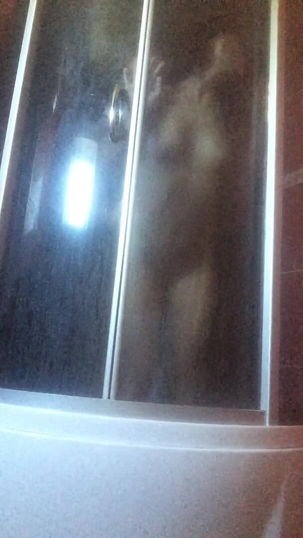 CalientePWNZ: Futai sexy la duș