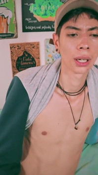 Il ragazzo sportivo magico c si sega il suo grosso cazzo attraverso il lato dei suoi pantaloncini