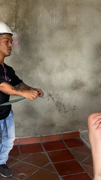 Jurutera kecil meniduri seorang gadis hamil sebagai pertukaran untuk memberikan pemeriksaan rumahnya dan akhirnya meletakkan zakarnya yang besar di dalamnya.