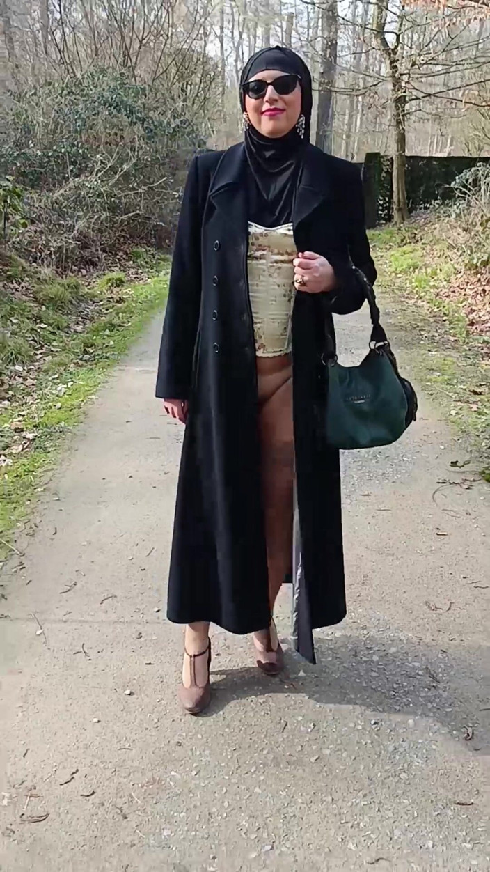 Mike Vonberg: Müslüman kız arkadaşım parkta dışarıda vajinasını gösteriyor.