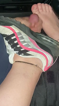 Trevlig fotjobb i bilen Footfetish