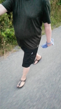Draußen mit Nylonfüßen in Birkenstocks am Morgen