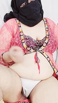 Awek montel cantik dengan tubuh putih menekan dan memukul pada buah dada besar semasa menjolok dalam faraj merintih panas kuat