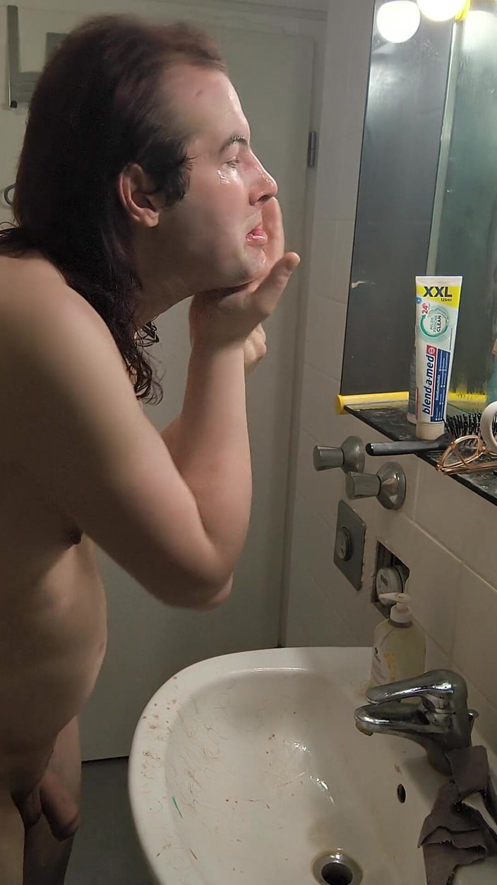 JanineLang: シャワーを浴びて、髭を剃り、体を拭き、ホルモンを摂る