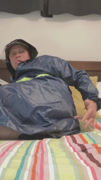 Een hotelbeveiliger zit op een fles