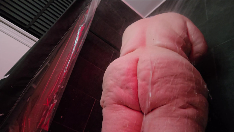 WeFuckinRight: La troia bbw si fa una doccia prima della sessione...