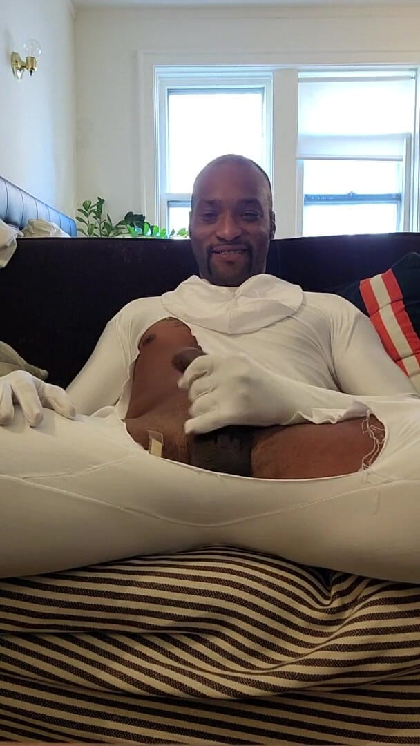 Kennie Jai: Kenniejai joue dans un costume en lycra blanc