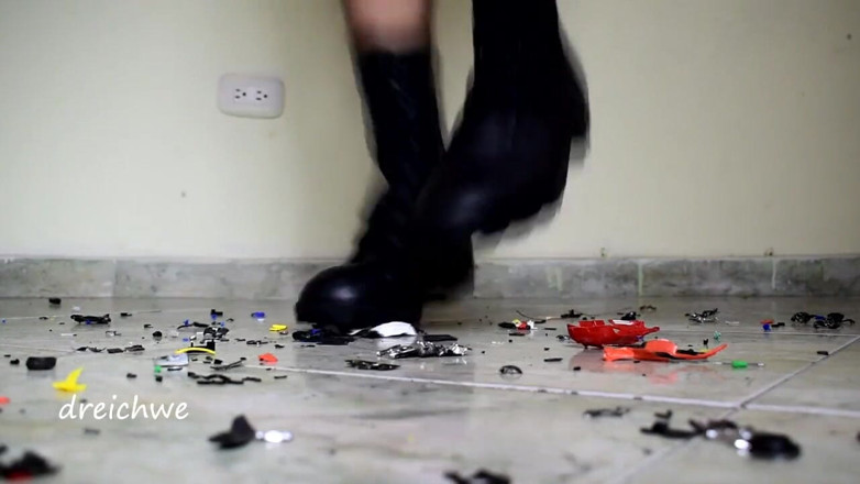 Dreichwe: Destroying some cars with my boots