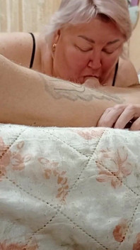 Istriku nyepong kontolku sampai mulutnya dicrot sperma hangat