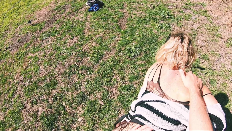 Sportynaked: Mamă sexy mascată călărește pula în aer liber