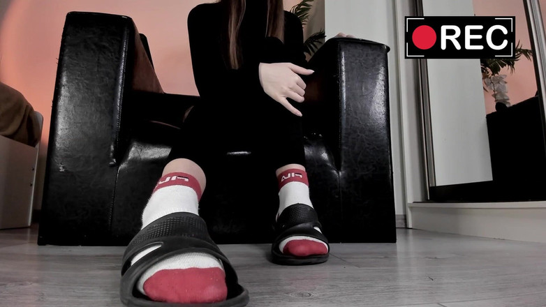 Feet lady: 橡胶拖鞋和运动袜