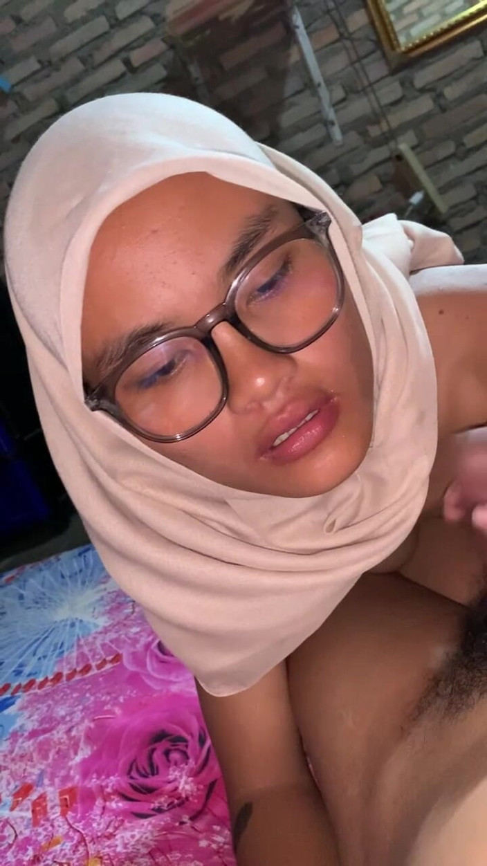 Indo Girl: 18 Year Old Girl Gets Crot on the Face