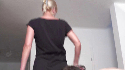 Foot Girls: Otrok musí lízat špinavé nohy