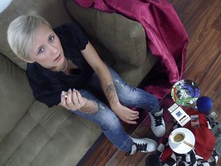 Smoke it bitch: Süße blondine liebt es, zigaretten auf der couch zu rauchen