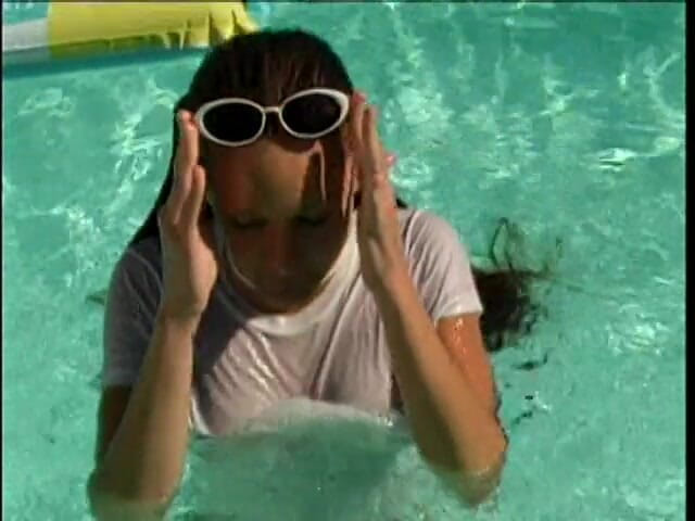 Babe Stars: 수영장에 물이 묻어있는 어린 갈색 머리