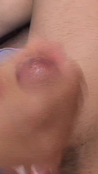 Clitoris masiv care palpilează mângâiat până la o explozie umedă care picură