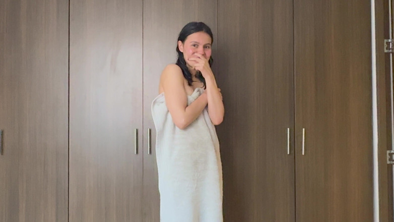 scarlettandc: Temizlikçi kadın masaj yapmayı ve ayakları emmeyi öğreniyor