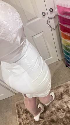 Sophie James: Dea tacchi bianchi di pvc bianco di raso