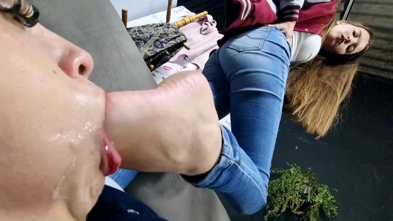 FetishKing: Extrême pieds profonds - combat des étudiants contre l’avalage de pieds