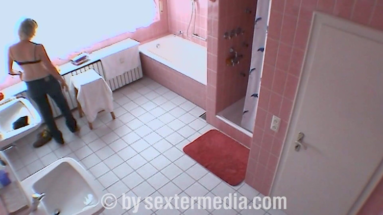 Sextermedia by Pete: Amateur blondine masturbeert op toilet
