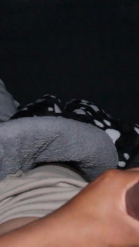Ich gehe in das Zimmer meiner Stiefschwester und fülle ihre Muschi mit Milch