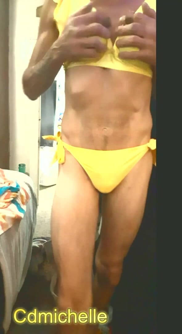 Crossdressers Cd Michelle wearing sexy lingerie: Cdmichelle सेक्सी टैन और पीला स्विमिंग सूट पहने हुए