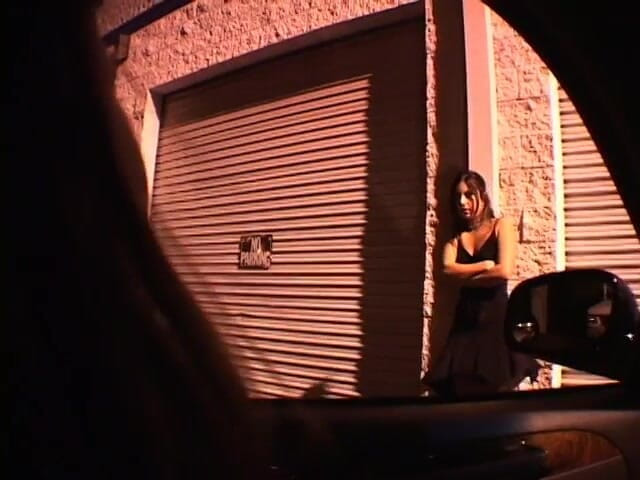 Meet and Fuck: Stallone prende una puttana formosa dalla strada e la porta...