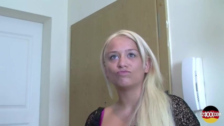 123XXX - 100% Amateurs: Matură sexy nemțoaică își bate din palme fundul pe un tip...