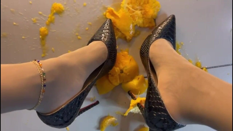 Maeling: Secretária do escritório esmagando bolas de laranja em salto alto